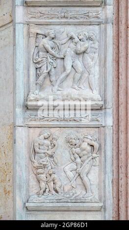 Expulsion du Paradis vers le haut, l'œuvre d'Adam et Eve vers le bas, panneau par Jacopo della Quercia à la porte centrale de la basilique San Petronio à Bologne, Ital Banque D'Images