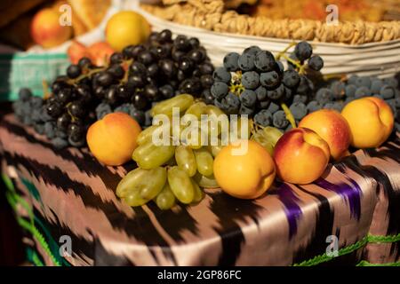 Fruits sur la table. Raisins de différentes sortes. Nourriture saine du jardin. Banque D'Images