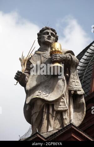 Saint Totnan sur la façade de Neumunster Collégiale à Würzburg Banque D'Images