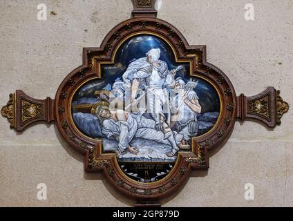 9e Chemin de Croix, Jésus tombe pour la troisième fois, l'église Saint François Xavier à Paris, France Banque D'Images