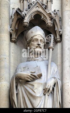 Statue de Saint sur le portail de la Basilique de Sainte Clotilde à Paris, France Banque D'Images