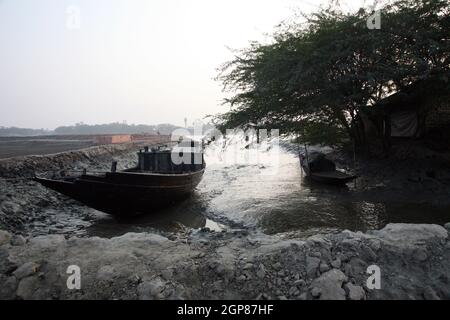 Bateau de pêche traditionnel dans le delta du Gange dans la jungle des Sundarbans National Park en Inde Banque D'Images