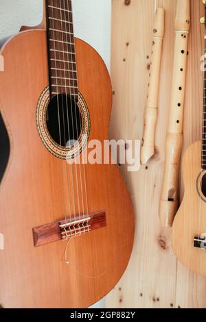 Ukulele accrochés sur une étagère en bois, Close up photo Banque D'Images