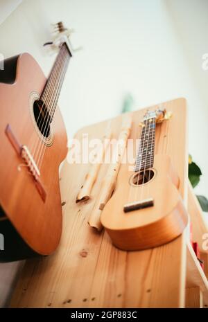 Ukulele accrochés sur une étagère en bois, Close up photo Banque D'Images