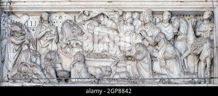 Annonciation, Nativité et Adoration des Mages, lunette sur le portail de Cathédrale de St Martin à Lucca, Italie Banque D'Images