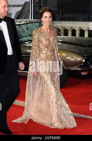 28 septembre 2021, Londres, Royaume-Uni. Le duc et la duchesse de Cambridge arrivant à la première mondiale No Time to Die, le Royal Albert Hall, Londres. Crédit : Doug Peters/EMPICS/Alamy Live News Banque D'Images