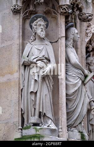 Apôtre, statue sur le portail de l'église Saint Merri, Paris, France Banque D'Images