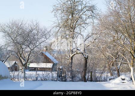 Ancienne maison de village biélorusse dans la neige Banque D'Images