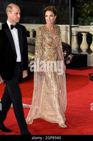 28 septembre 2021, Londres, Royaume-Uni. Le duc et la duchesse de Cambridge arrivant à la première mondiale No Time to Die, le Royal Albert Hall, Londres. Crédit : Doug Peters/EMPICS/Alamy Live News Banque D'Images