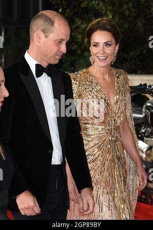 28 septembre 2021, Londres, Royaume-Uni. Le duc et la duchesse de Cambridge arrivant à la première mondiale No Time to Die, le Royal Albert Hall, Londres. Crédit : Doug Peters/EMPICS/Alamy Live News Banque D'Images