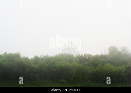 Monastère à Orel, Russie dans l'épais matin haze copyspace Banque D'Images