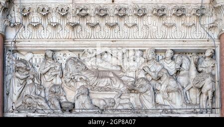 Annonciation, Nativité et Adoration des Mages, lunette sur le portail de Cathédrale de St Martin à Lucca, Italie Banque D'Images