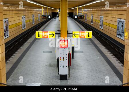 Station de métro extérieure. Bouton d'appel d'urgence. Berlin, Allemagne - 05.17.2019 Banque D'Images