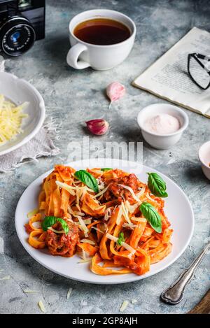 Pâtes avec mini-boulettes de viande, sauce tomate et parmesan Banque D'Images