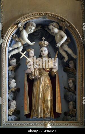 Vierge Marie avec bébé Jésus statue sur l'autel de notre Dame dans l'église paroissiale de Saint Antoine l'Hermite en Slavetic, Croatie Banque D'Images