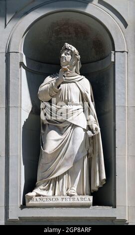 Francesco Petrarca dans les niches de la colonnade des Offices à Florence, Italie Banque D'Images