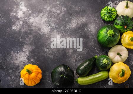 L'été s'accrousse sur fond de béton texturé avec espace d'imitation, vue du dessus Banque D'Images