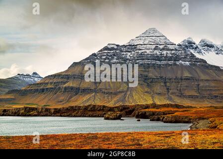 Vue sur la montagne à Stodvarfjordur sur le côté est de l'Islande en une journée nuageux Banque D'Images