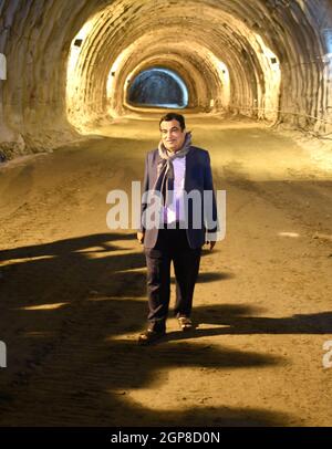 Srinagar, Inde. 28 septembre 2021. BALTAL, INDE - SEPTEMBRE 28 : le ministre des Transports de l'Union, Nitin Gadkari, a examiné les travaux de construction du tunnel Zojila le 28 septembre 2021 à Baltal, en Inde. Le tunnel de Zojila est d'une importance significative en ce qui concerne la sécurité nationale et le développement des deux UTS, car il fournira toute l'année une connectivité à la région du Ladakh - Kargil et Leh. (Photo par Waseem Andrabi/Hindustan Times/Sipa USA) crédit: SIPA USA/Alay Live News Banque D'Images