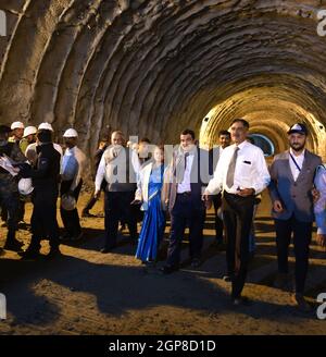 Srinagar, Inde. 28 septembre 2021. BALTAL, INDE - SEPTEMBRE 28 : le ministre des Transports de l'Union, Nitin Gadkari, passe en revue les travaux de construction du tunnel Zojila le 28 septembre 2021 à Baltal, Inde. Le tunnel de Zojila est d'une importance significative en ce qui concerne la sécurité nationale et le développement des deux UTS, car il fournira toute l'année une connectivité à la région du Ladakh - Kargil et Leh. (Photo par Waseem Andrabi/Hindustan Times/Sipa USA) crédit: SIPA USA/Alay Live News Banque D'Images