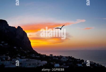 Coucher du soleil sur l'île de Capri avec village typique. Banque D'Images