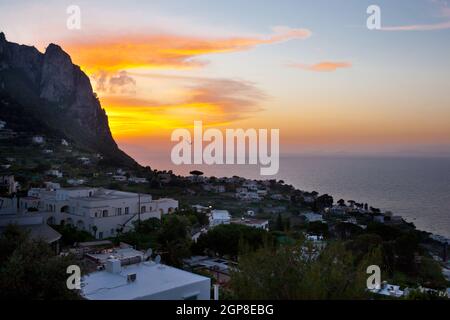 Coucher du soleil sur l'île de Capri avec village typique. Banque D'Images