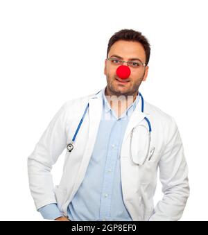 Patch Adams concept avec jeune médecin isolé sur fond blanc Banque D'Images