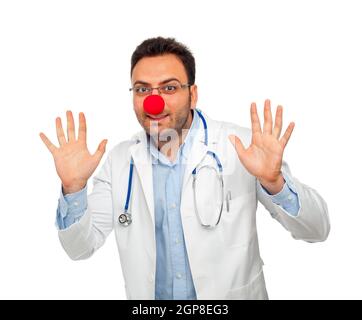 Patch Adams concept avec jeune médecin isolé sur fond blanc Banque D'Images