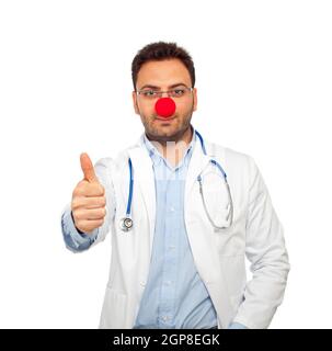 Patch Adams concept avec jeune médecin isolé sur fond blanc Banque D'Images