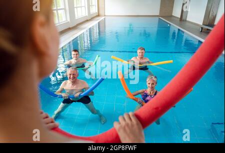 Les personnes qui font un cours de fitness en aqua pendant une séance de physiothérapie dans un centre de physiothérapie Banque D'Images