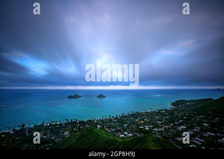 Vue depuis la piste des pillows sur la plage de Lanikai et les îles Mokulua, Kailua, O'ahu, Hawai'i, États-Unis Banque D'Images