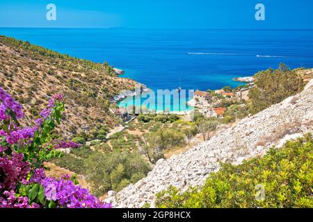 Plage idyllique dans la crique cachée de Dubovica sur la vue de l'île de Hvar, archipel de Dalmatie en Croatie Banque D'Images