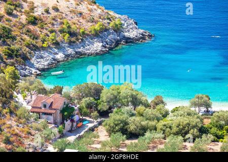 Plage idyllique dans la crique cachée de Dubovica sur la vue de l'île de Hvar, archipel de Dalmatie en Croatie Banque D'Images