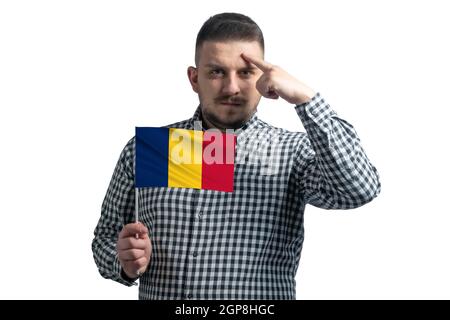 Un homme blanc tenant un drapeau du Tchad et un doigt touche le temple sur la tête isolée sur un fond blanc. Banque D'Images