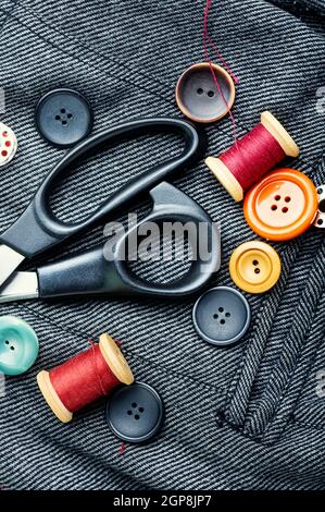 Kit de couture de fils, boutons et tissus.Accessoires pour la couture et les travaux d'aiguille Banque D'Images