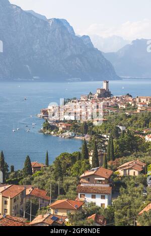 Joli village italien idyllique et le lac capturées à partir de ci-dessus. Malcesine au Lago di Garda. Banque D'Images