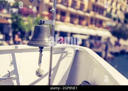 Proue d'un bateau à voile bell sur une croisière-excursion. L'eau bleu, massif et le mignon petit village à Lago di Garda, Italie Banque D'Images