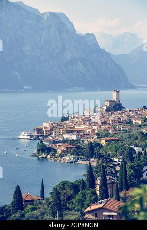 Joli village italien idyllique et le lac capturées à partir de ci-dessus. Malcesine au Lago di Garda. Banque D'Images