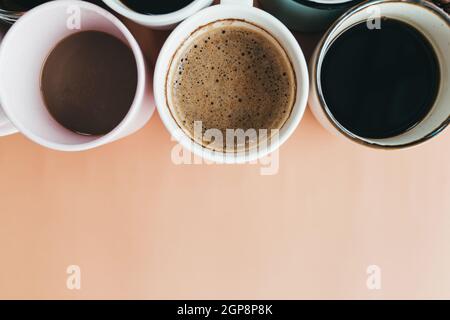 Plusieurs tasses à café sur fond beige. Photo de haute qualité Banque D'Images