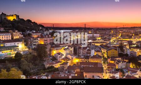 PORTUGAL.LISBONNE.LE QUARTIER D'ALFAMA AU COUCHER DU SOLEIL DEPUIS LES HAUTEURS DE LA VILLE. Banque D'Images