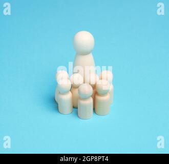 figurines en bois de maman et d'enfants sur fond bleu, grande famille Banque D'Images