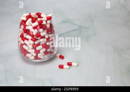 Verre rempli avec des capsules pilules pour les médicaments.médicaments ou de la vitamine, assortiment de comprimés de médecine pharmaceutique, dans le pot, santé, affaires, concept de médicament Banque D'Images