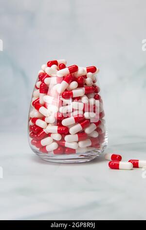 Verre rempli avec des capsules pilules pour les médicaments.médicaments ou de la vitamine, assortiment de comprimés de médecine pharmaceutique, dans le pot, santé, affaires, concept de médicament Banque D'Images