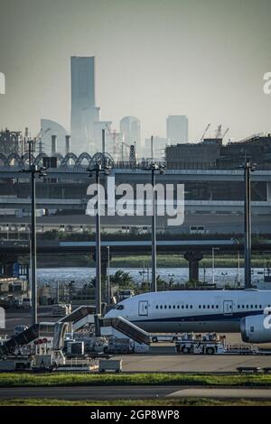 Silhouette d'avion et de ville (aéroport de Haneda). Lieu de tournage : zone métropolitaine de Tokyo Banque D'Images