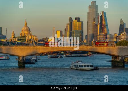 Vue sur les bus rouges sur le pont de Waterloo, la cathédrale Saint-Paul et la ville au coucher du soleil, Londres, Angleterre, Royaume-Uni, Europe Banque D'Images