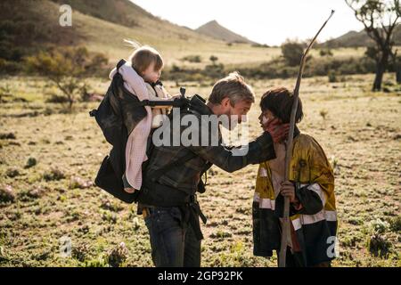 DATE DE SORTIE: 18 mai 2018 TITRE: Cargo STUDIO: Netflix DIRECTEUR: Ben HowlingYolanda ramke PLOT: Après qu'une épidémie se propage dans toute l'Australie, un père recherche quelqu'un qui est prêt à protéger sa fille. AVEC: Simone Landers, Martin Freeman, Marlee Jane McPherson-Dobbins. (Image de crédit : © Netflix/Entertainment Pictures) Banque D'Images