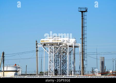 Équipement de séparation finale. Équipement d'atelier de préparation de pétrole et de gaz. Banque D'Images