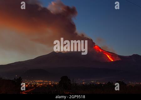 Vue d'ensemble du volcan Etna pendant l'éruption de 16 Février 2020 Banque D'Images