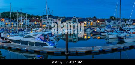 Vue sur les bateaux à Deganwy Marina au crépuscule, Conwy, Gwynedd, pays de Galles du Nord, Royaume-Uni,Europe Banque D'Images