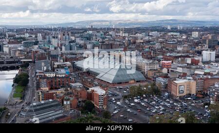 Glasgow, Écosse, Royaume-Uni. 28 septembre 2021 EN PHOTO : vue aérienne par drone du centre-ville de Glasgow avec le centre commercial St Enoch au milieu de la photo. C'était autrefois la plus grande structure de verre d'Europe quand elle a été construite il y a trente ans. Crédit : Colin Fisher/Alay Live News. Banque D'Images